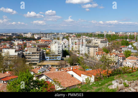 Blick auf die Stadt von der architektonische Komplex auf Nebet Tepe, einer der fünf Hügel in Plovdiv, Bulgarien. Stockfoto