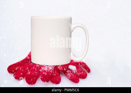 Winter gestaltete Tasse Mock-up. Weiße leere Kaffeetasse Custom Design oder Angebot hinzuzufügen. Perfekt für Unternehmen Tassen verkaufen, nur overlay Ihre Angebots- oder Desig Stockfoto
