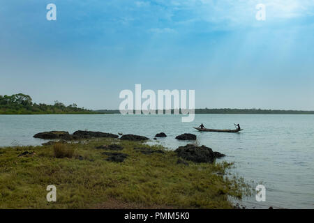 Quinhamel, Republik Guinea-Bissau - Februar 2, 2018: Zwei junge Fischer in einem traditionellen fishin Kanu in der Nähe des Dorfes Quinhamel in Guinea-Bis Stockfoto