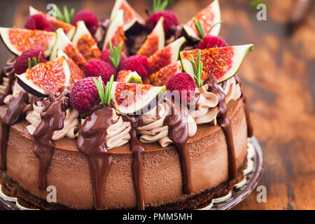 Köstliche hausgemachte Schokolade Käsekuchen mit frischen Feigen und Himbeeren eingerichtet Stockfoto