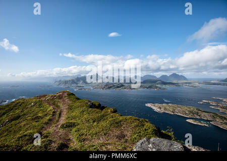 Blick vom Mt. Middagstinden, Vestvagoy, Nordland, Norwegen Stockfoto