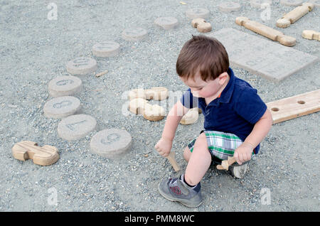 Little Boy spielen in den Schmutz Stockfoto