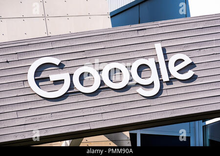 August 19, 2018 Mountain View/CA/USA - Google Logo auf einem der Gebäude im Googleplex, dem Campus der Firma im Silicon Valley gelegen Stockfoto