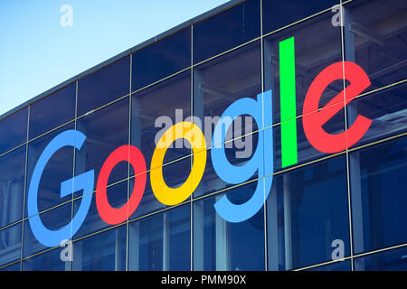 August 19, 2018 Mountain View/CA/USA - Google Logo auf einem der Gebäude im Googleplex, dem Campus der Firma im Silicon Valley gelegen Stockfoto