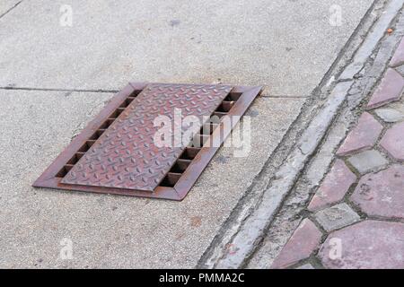 Stahldeckel alte Wasser ablassen oder Graben auf der Straße Stockfoto