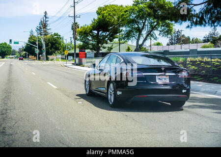 April 22, 2018 Santa Clara/CA/USA - Schwarz Tesla Model S fährt auf eine Straße in Silicon Valley Stockfoto