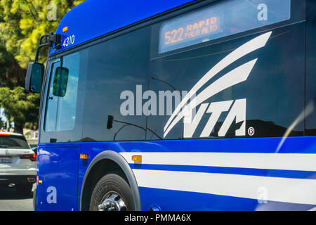 April 22, Sunnyvale 2018/CA/USA - Nahaufnahme von VTA (Santa Clara Valley Transport Authority) Bus fahren auf einer Straße Stockfoto