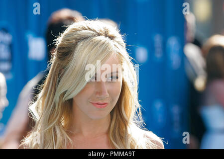 Ashley Tisdale bei der Premiere von Disney Channel's'' Phineas und Ferb: In der 2. Dimension". Ankünfte am El Capitan Theatre in Hollywood, CA, 3. August 2011 statt. Foto von Joe Martinez/PictureLux Stockfoto