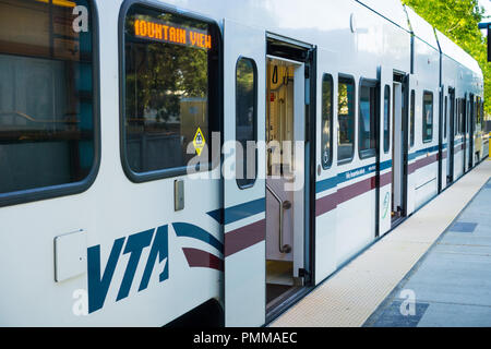 Mai 11, 2018 Mountain View/CA/USA - VTA Stadtbahn Zug in der Middlefield Station in South San Francisco Bay gelangen; Stockfoto