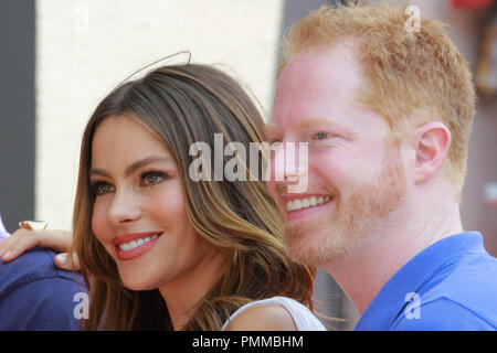 Sofia Vergara und Jesse Tyler Ferguson im Hollywood Handelskammer Zeremonie Ed O'Neill mit einem Stern auf dem Hollywood Walk of Fame zu Ehren in Hollywood, CA, 30. August 2011. Foto von Joe Martinez/PictureLux Stockfoto