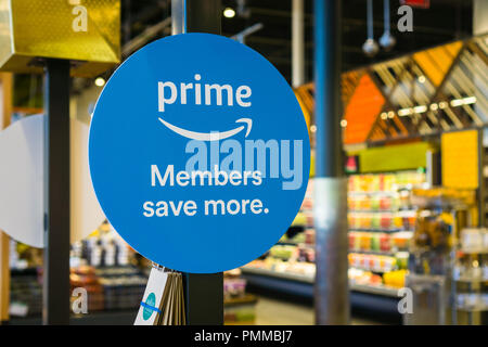 Juli 22, 2018 Santa Clara/CA/USA - Amazon Prime Mitglieder sparen mehr Zeichen in einem Whole Foods Stores in South San Francisco Bay Area angezeigt Stockfoto