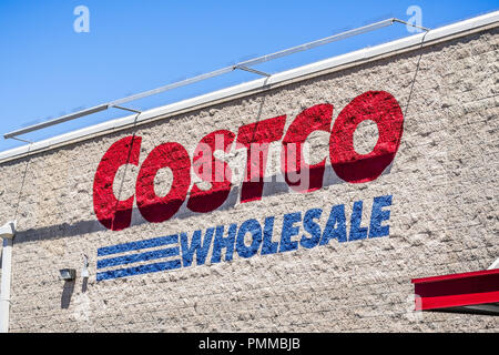 August 6, 2018 Mountain View/CA/USA - Costco Wholesale Logo auf der Wand von einer der Stores in San Francisco Bay Area angezeigt Stockfoto