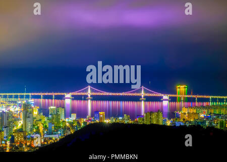 Luftaufnahme von Busan City mit gwangan Brücke bei Nacht, Südkorea. Stockfoto