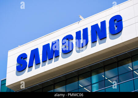 August 9, 2018 Mountain View/CA/USA - Samsung Zeichen auf einem der Gebäude Büros an der Samsung Forschung Amerika Campus in Silicon Valley Stockfoto