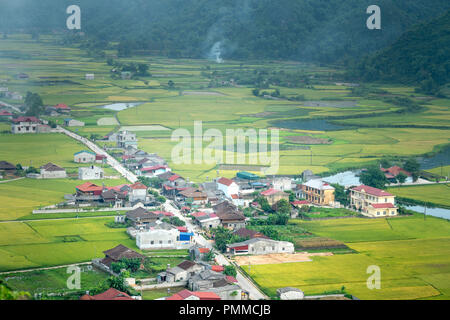 Panoramablick von Bac Sohn in den Sonnenuntergang im Tal von der Spitze des Mount Bo Myon in Bac Sohn Bezirk, Lang Son Provinz, Vietnam Stockfoto