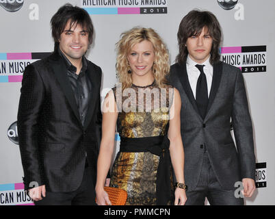 L-R) Musiker Neil Perry, Kimberly Perry und Reid Perry der Band Perry an der Ankunftshalle des American Music Awards 2011 im Nokia Theatre L.A. Leben in Los Angeles, CA. Die Veranstaltung fand am Sonntag, 21. November 2011 statt. Foto von PRPP/PictureLux Stockfoto