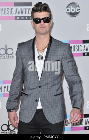 Robin Thicke in der Ankunftshalle des American Music Awards 2011 im Nokia Theatre L.A. Leben in Los Angeles, CA. Die Veranstaltung fand am Sonntag, 21. November 2011 statt. Foto von PRPP/PictureLux Stockfoto