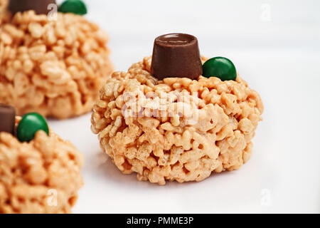 Spaß Essen für Kinder. Knusprige Reis und Marshmallow Leckereien in der Form von mini Kürbisse für Halloween. Stockfoto