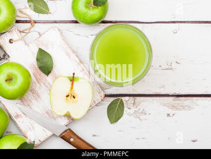 Glas frischen Bio Apfelsaft mit Granny Smith und britischen bramley Äpfel auf Holz- Hintergrund. Stockfoto