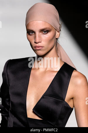 NEW YORK, NY-September 05, 2018: Rebecca Leigh Longendyke geht der Start- und Landebahn an der Tom Ford Frühling Sommer 2019 fashion show während der New York Fashion W Stockfoto