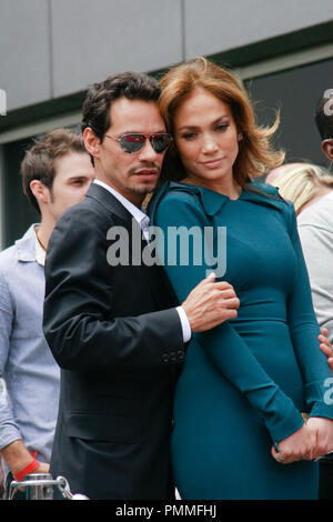 Jennifer Lopez und Ehemann Marc Anthony im Hollywood Handelskammer Zeremonie Simon Fuller mit einem Stern auf dem Hollywood Walk of Fame zu Ehren in Hollywood, CA, 23. Mai 2011. Foto von Joe Martinez/PictureLux Stockfoto