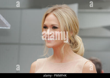 Carrie Underwood im Hollywood Handelskammer Zeremonie Simon Fuller mit einem Stern auf dem Hollywood Walk of Fame zu Ehren in Hollywood, CA, 23. Mai 2011. Foto von Joe Martinez/PictureLux Stockfoto