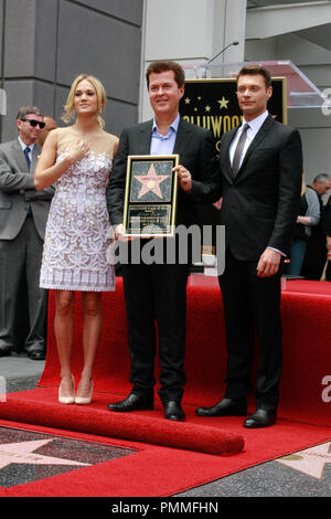 Simon Fuller mit Carrie Underwood und Ryan Seacrest im Hollywood Handelskammer Zeremonie Simon Fuller mit einem Stern auf dem Hollywood Walk of Fame zu Ehren in Hollywood, CA, 23. Mai 2011. Foto von Joe Martinez/PictureLux Stockfoto