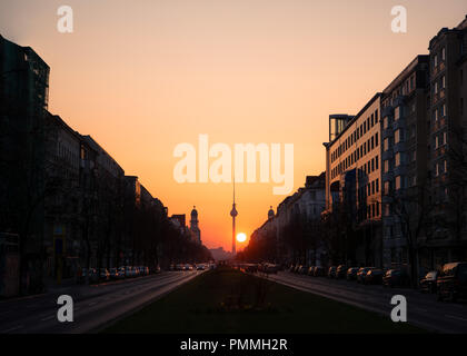 Berliner Fernsehturm bei Sonnenuntergang, Schuß von der Straße aus über die Frankfurter Allee. Stockfoto