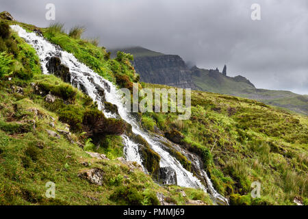 Bräute Schleier Wasserfälle Creek zum Loch Leathan am Storr mit alten Mann von Storr Gipfel in Wolken auf der Isle of Skye Inneren Hebriden Schottland Großbritannien Stockfoto