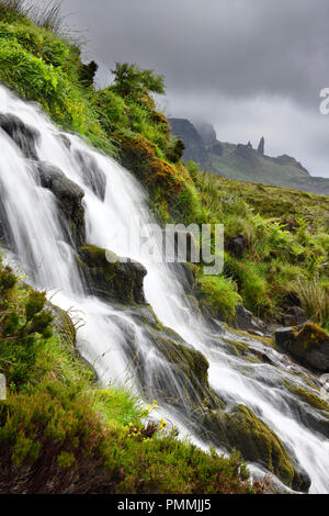 Der Braut Schleier Wasserfälle zu Loch Leathan am Storr mit alten Mann von Storr Gipfel in Wolken auf der Isle of Skye Inneren Hebriden Schottland Großbritannien Stockfoto