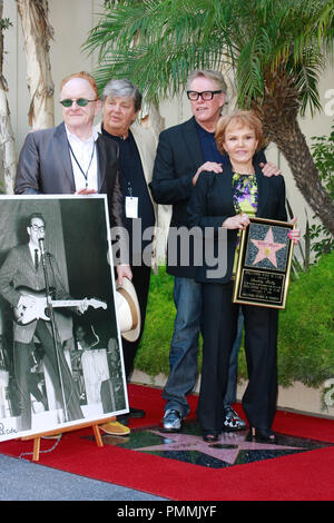 Maria Elena Holly, Gary Busey, Peter Asher und Phil Everly der Everly Brothers im Hollywood Handelskammer Zeremonie zu posthum ihrem verstorbenen Ehemann Buddy Holly mit einem Stern auf dem Hollywood Walk of Fame Ehren in Hollywood, CA, September 7, 2011. Foto von Joe Martinez/PictureLux Stockfoto