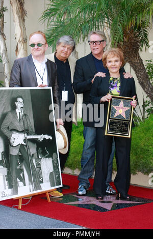 Maria Elena Holly, Gary Busey, Peter Asher und Phil Everly der Everly Brothers im Hollywood Handelskammer Zeremonie zu posthum ihrem verstorbenen Ehemann Buddy Holly mit einem Stern auf dem Hollywood Walk of Fame Ehren in Hollywood, CA, September 7, 2011. Foto von Joe Martinez/PictureLux Stockfoto