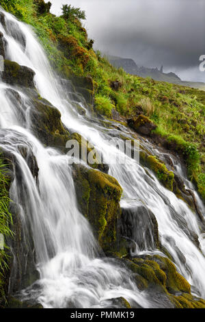 Fließende's Braut Schleier Wasserfälle zu Loch Leathan am Storr mit alten Mann von Storr Gipfel in Wolken auf der Isle of Skye Inneren Hebriden Schottland Großbritannien Stockfoto