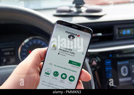 MONTREAL, KANADA - 8 August, 2018: TomTom GPS-Navigation Verkehr Anwendung auf einem Mobiltelefon in ein Auto. TomTom ist eine der beliebtesten gps-navigat Stockfoto