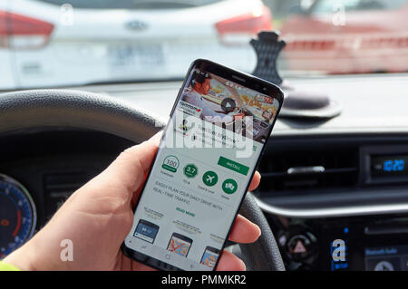 MONTREAL, KANADA - 8 August, 2018: TomTom MyDrive Anwendung auf einem Mobiltelefon in ein Auto. ist eine der beliebtesten gps-Navigation. Stockfoto