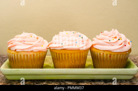 Wirbelt der Rosa butter cream Frosting top Hausgemachte cup cakes. Köstlich süßen Leckerbissen für Feier oder Party oder leckeren Snack. Stockfoto