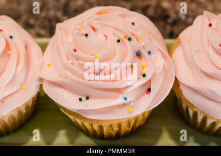 Wirbelt der Rosa butter cream Frosting top Hausgemachte cup cakes. Köstlich süßen Leckerbissen für Feier oder Party oder leckeren Snack. Stockfoto