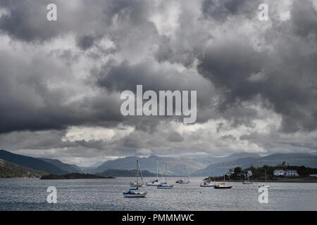 Segelboote auf Kyle Akin direkt zum Loch Alsh at Kyleakin Isle of Skye mit Caisteal Maol und dunklen Wolken, die schottischen Highlands Schottland Stockfoto