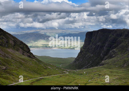 Straße bis zu Bealach Na Ba Mountain Pass mit Loch Kishorn und Sgurr A Chaorachain und Meall Gorm Berge in den schottischen Highlands Schottland Großbritannien Stockfoto