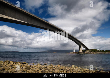 Skye Brücke zur Insel Skye über Kyle Akin Meerenge von inneren Klang zum Loch Alsh und Eilean Ban Insel mit weißen Kyleakin Leuchtturm Schottland Stockfoto