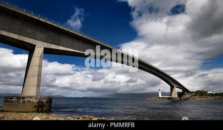 Skye Brücke zur Insel Skye über Kyle Akin Meerenge von inneren Klang zum Loch Alsh und Eilean Ban Insel mit weißen Kyleakin Leuchtturm Schottland Stockfoto