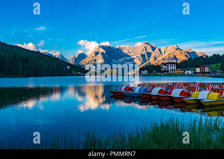 Blick auf den berühmten See von Misurina am Morgen mit bunten Boot und die Dolomiten in Cortina d'Ampezzo in Italien Stockfoto