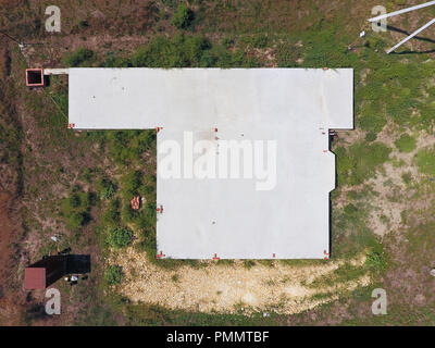 Das Fundament des Hauses im Bau. Blick von oben auf das Fundament des Hauses. Wohnungsbau Stockfoto