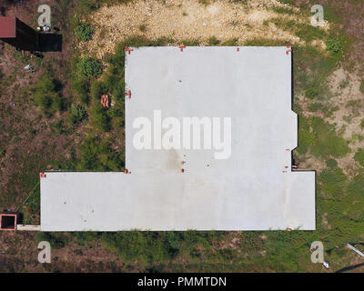 Das Fundament des Hauses im Bau. Blick von oben auf das Fundament des Hauses. Wohnungsbau Stockfoto