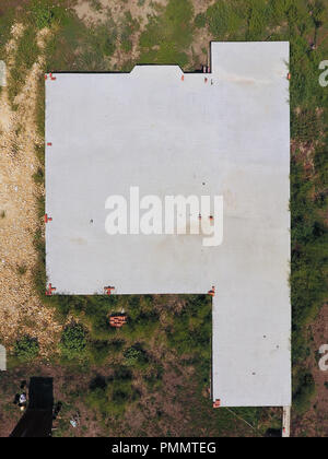 Das Fundament des Hauses im Bau. Blick von oben auf das Fundament des Hauses. Wohnungsbau Stockfoto