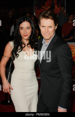 Willem Dafoe und Frau Giada Colagrande bei der Weltpremiere von Disney's "John Carter". Ankünfte am Regal Cinemas L.A. statt Leben in Los Angeles, CA, 22. Februar 2012. Foto von Joe Martinez/PictureLux Stockfoto