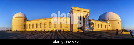 September 8, 2018 San Jose/CA/USA - Sonnenuntergang Blick auf die Fassade des Lick Observatoriums; Schatten Besucher auf ihren Mauern; und San Jose, Kalifornien projiziert Stockfoto