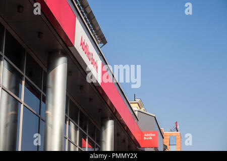 Belgrad, SERBIEN - 13. AUGUST 2018: Logo der Addiko Bank auf Ihren lokalen Hauptquartier für Serbien. Früher Hypo Alpe Adria, Addiko ist eine österreichische bankin Stockfoto
