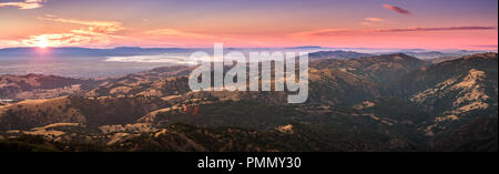 Sonnenuntergang Blick auf die Berge im Süden von San Francisco Bay Area, San Jose, Silicon Valley und der San Francisco Bay im Hintergrund sichtbar Stockfoto