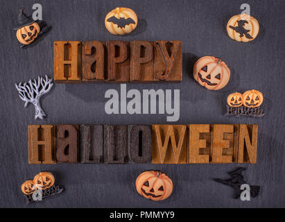 Happy Halloween Holzblock Text mit Kürbis Symbole auf schwarzem Hintergrund Stockfoto